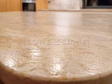 Kuchyňská pracovní deska z přírodního kamene Taj Mahal s kartáčovaným leather povrchem. Kuchyňská pracovní deska z přírodního kamene Taj Mahal s kartáčovaným leather povrchem.