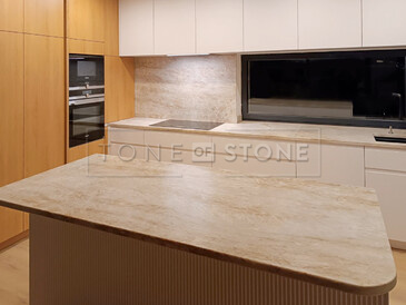 Kuchyňská pracovní deska z přírodního kamene Taj Mahal s kartáčovaným leather povrchem.