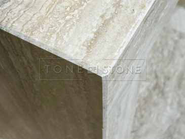 Detail přírodního travertinu. Detail přírodního travertinu.