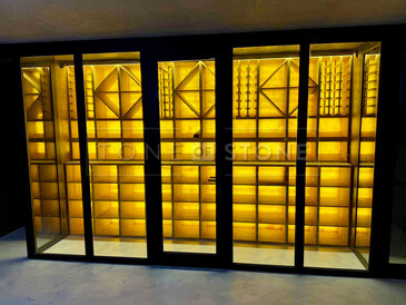 Podsvícená vinotéka s přírodním kamenem Onice Honey. Podsvícená vinotéka s přírodním kamenem Onice Honey.