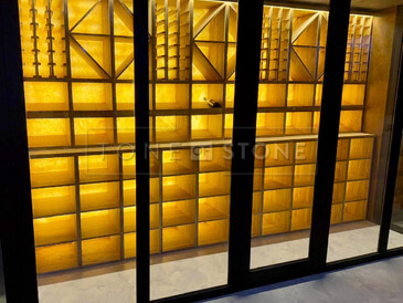 Podsvícená vinotéka s přírodním kamenem Onice Honey. Podsvícená vinotéka s přírodním kamenem Onice Honey.