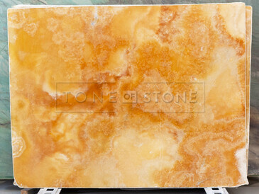 Deska přírodního kamene Onice Honey.