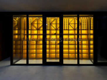 Obklad stěny vinotéky podsvíceným přírodním kamenem Onice Honey. Obklad stěny vinotéky podsvíceným přírodním kamenem Onice Honey.