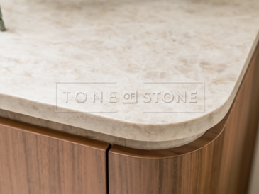 Kvarcit Taj Mahal je odolný přírodní kámen s jemným béžovým zabarvením, často používaný na pracovní desky do kuchyní. Zakázkové kamenictví TONE OF STONE.