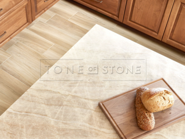 Kvarcit Taj Mahal je přírodní kámen s jemnými béžovými tóny a elegantní strukturou, ideální na kuchyňské pracovní desky. Zakázkové kamenictví TONE OF STONE.