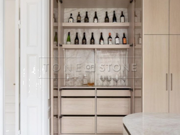 Kámen Taj Mahal je díky své tvrdosti vhodný na obklady stěn i pracovní desky v kuchyních a barech. Zakázkové kamenictví TONE OF STONE.