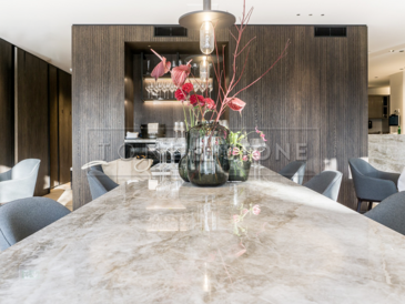 Jídelní stůl z kvarcitu Taj Mahal je elegantní volbou s odolným povrchem a přírodní strukturou. Zakázkové kamenictví TONE OF STONE.