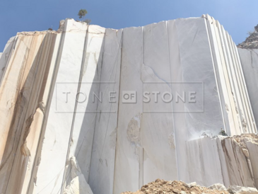 Těžba kvarcitu Taj Mahal v Brazílii.