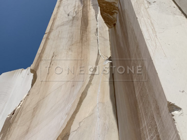 Těžba přírodního kamene Taj Mahal v Brazílii.