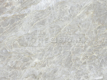 Deska brazilského přírodního kvarcitu Taj Mahal.