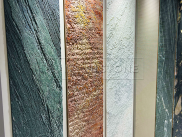 Ukázky různých povrchových úprav přírodního kamene na prodejním veletrhu.