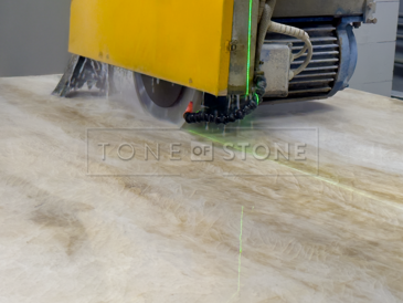 Řez desky přírodního kvarcitu Taj Mahal na menší formáty.