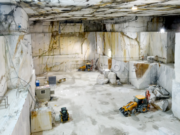 Těžba mramoru Bianco Carrara v horské oblasti Carrara v Itálii.