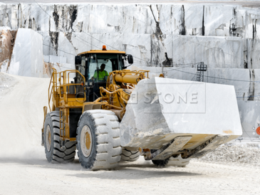 Přeprava těženého přírodního mramoru.