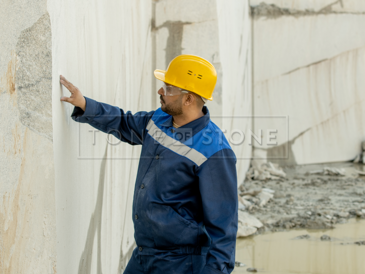 Kontrola kvality a stavu přírodního kamene přímo v místě lomu.