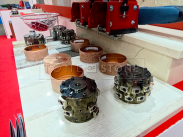 Nástroje sloužící k úpravě povrchu přírodního kamene na prodejním veletrhu.