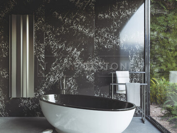 Velkoformátový obklad stěny v koupelně z umělého kamene Technistone Pearl Delta.