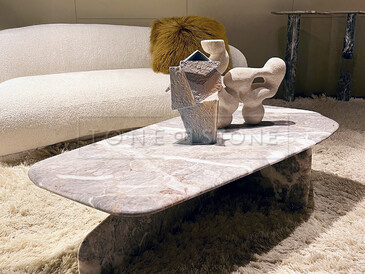 Konferenční stolek z přírodního kamene Fior di Pesco s oblou hranou.