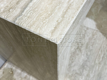 Zpracování hrany kuchyňské pracovní desky s fazetou.