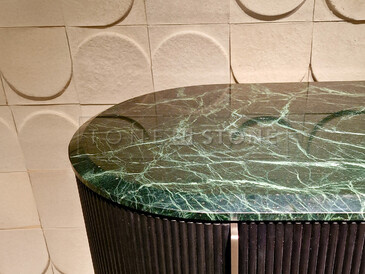 Hrana komody z přírodního kamene se zkosenou hranou a s fazetou.