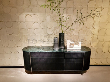 Hrana komody z přírodního kamene se zkosenou hranou a s fazetou.