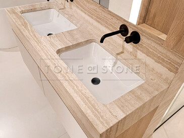 Koupelnová deska z přírodního kamene Travertino Romano Classico - hrana s fazetou.