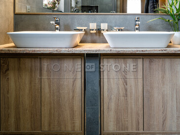 Koupelnová deska - zpracování hrany s radiusem 5° z přírodního kamene Shivakashi.