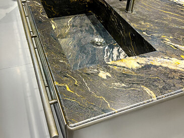 Kuchyňská pracovní deska s kulatou hranou.