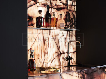 Inspirujte se: Podsvícený přírodní kámen Cosmopolitan.