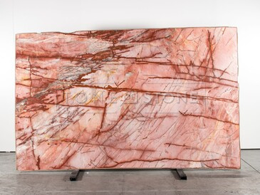 Deska růžového přírodního kvarcitu Cosmopolitan.