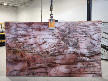Deska růžového přírodního kvarcitu Cosmopolitan.