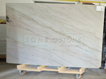 Kvarcitová deska Sky Gold s krémovými tóny a jemným žilkováním. Zakázková výroba TONE OF STONE Kvarcitová deska Sky Gold s krémovými tóny a jemným žilkováním. Zakázková výroba TONE OF STONE