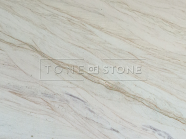 Detail kresby béžového přírodního kvarcitu Sky Gold se zlatými a krémovými žilkami