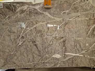 Kamenná deska z mramoru Fior di Pesco s leštěnou povrchovou úpravou. Zakázkové kamenictví TONE OF STONE