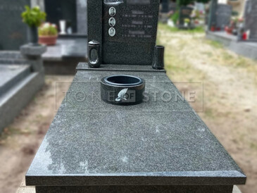 Kamenný pomník s nápisovou deskou a kamenným křížem ze žuly Impala v leštěné povrchové úpravě s pískovanými symboly a žulovou lucernou a vázou. Zakázkové kamenictví TONE OF STONE.