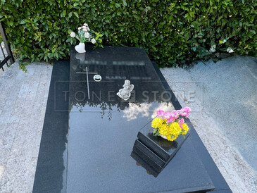Kamenný pomník s chodníčkem a krycí deskou přes rám a žardinou ze žuly Impala. Zakázkové kamenictví TONE OF STONE