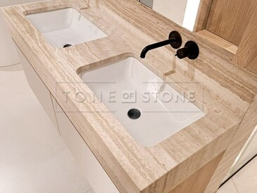 Obložení koupelny přírodním travertinem - práce na zakázku, kamenictví TONE OF STONE. Obložení koupelny přírodním travertinem - práce na zakázku, kamenictví TONE OF STONE.