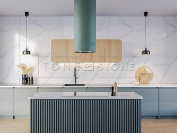 Kuchyně s kamennou deskou a obkladem stěny z umělého kamene Technistone Calacatta Pastino Kuchyně s kamennou deskou a obkladem stěny z umělého kamene Technistone Calacatta Pastino