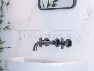 Obklad stěny v koupelně z umělého kamene Technistone Calacatta Pastino Obklad stěny v koupelně z umělého kamene Technistone Calacatta Pastino