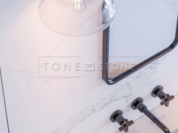 Obložení koupelnové stěny umělým kamenem Technistone Calacatta Pastino