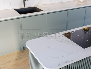 Bílá pracovní deska z umělého kamene Technistone Calacatta Pastino