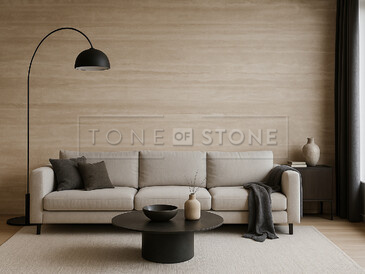 Industriální interiér doplněný o obložení stěny přírodním travertinem Travertino Romano Classico.