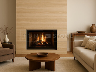 Minimalistický obývací pokoj v přírodním stylu doplněný o rustikální kámen Travertino Romano Classico.