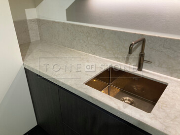 Pracovní deska s částečným obkladem stěny z umělého kamene Technistone Glencoe Pracovní deska s částečným obkladem stěny z umělého kamene Technistone Glencoe