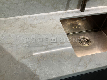 Kamenná deska z kamene Technistone Glencoe s dřezem se spodní montáží Kamenná deska z kamene Technistone Glencoe s dřezem se spodní montáží