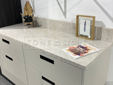 Deska z umělého kamene Technistone Glencoe včetně nízkého obkladu stěny