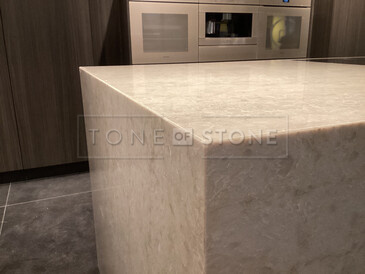 Detail kamenného ostrůvku z umělého kamene Technistone Glencoe