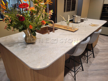 Kamenná pracovní deska ostrůvku z umělého kamene Technistone Glencoe se zaoblenými rohy Kamenná pracovní deska ostrůvku z umělého kamene Technistone Glencoe se zaoblenými rohy