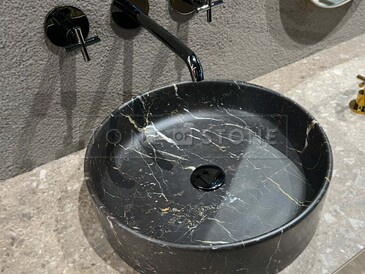 Kulaté umyvadlo do koupelny z přírodního kamene. Kulaté umyvadlo do koupelny z přírodního kamene.