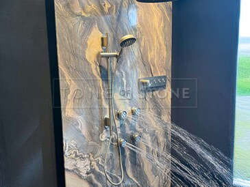 Velkoformátový obklad sprchového koutu z přírodního kamene. Velkoformátový obklad sprchového koutu z přírodního kamene.